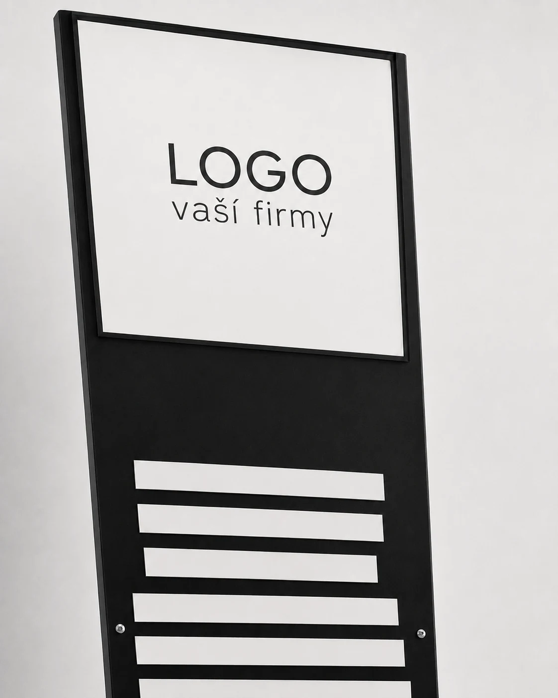 Černá fyzická výsledková tabule s plochou pro logo pořadatele